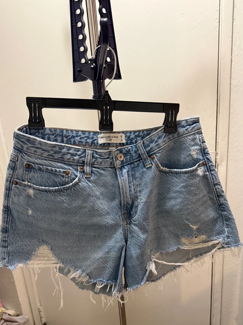 Abercrombie &Fitch The Baggy Low Rise Curve Love Distressed Denim Shorts Size 28